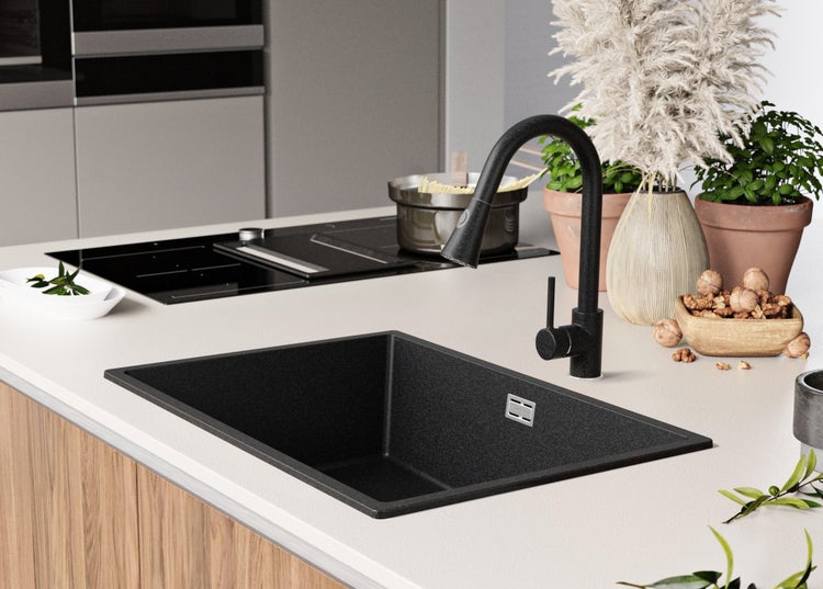 Schwarzes Spülbecken mit Armatur in einer modernen Küche