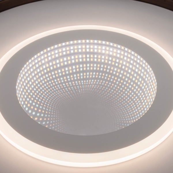 Deckenleuchte im modernen Raum mit Holzvertäfelung