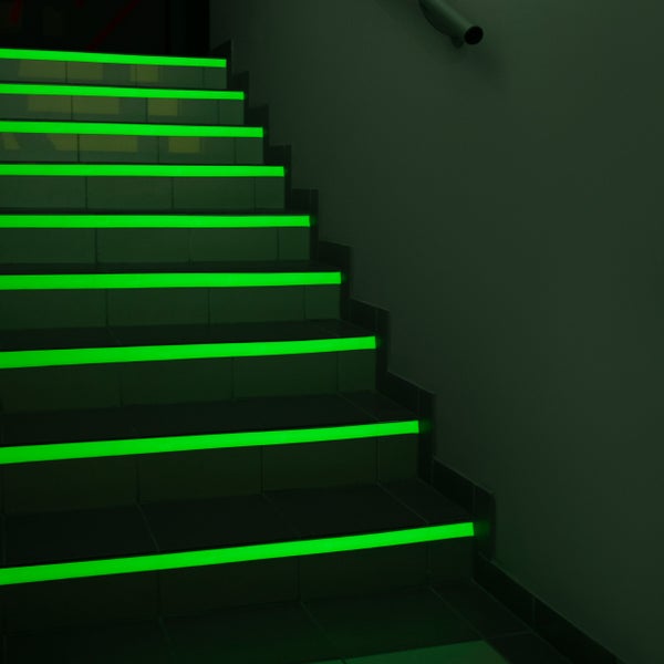 Treppe mit fluoreszierenden Streifen zur Sicherheitsbeleuchtung