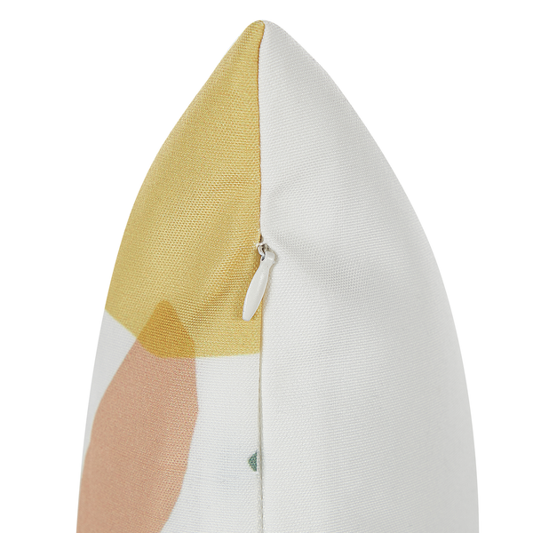 Gartenszene mit Esstisch, Stühlen und Servierwagen aus Holz mit Geschirr