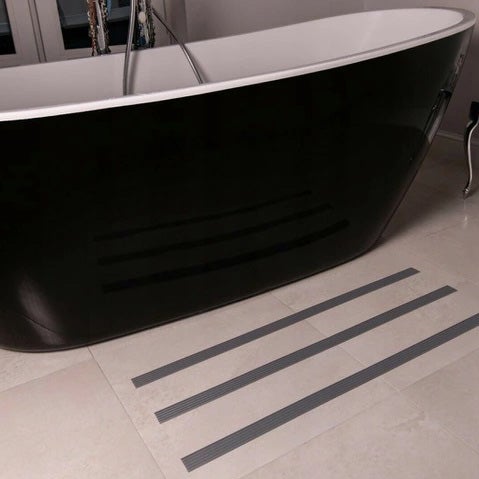 Detailansicht einer Badewanne mit Antirutschstreifen auf dem Boden und an der Wanne