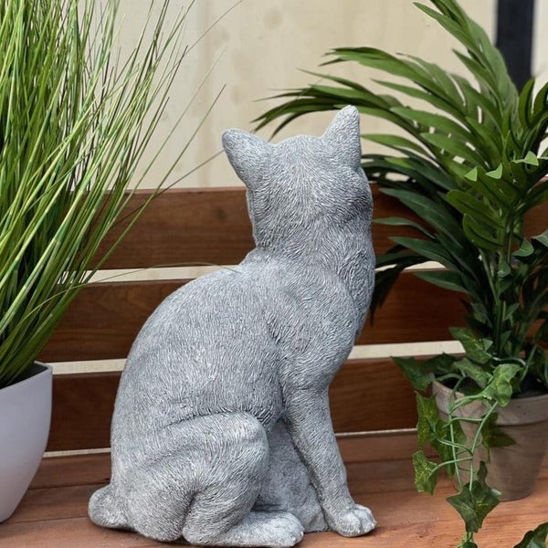 Dekorative Katzenfigur aus Stein für den Garten.