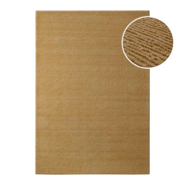 Rechteckiger, ockerfarbener Teppich mit gerippter Oberflächenstruktur und Detailansicht der Textur.