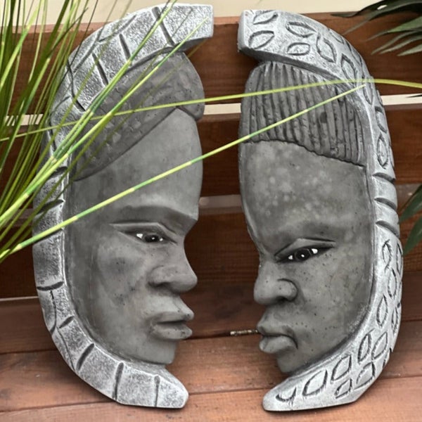 Zwei dekorative Wandmasken aus Beton mit kunstvollen Gesichtsdetails und ornamentalen Rändern als Wanddekoration für den Innen und Außenbereich