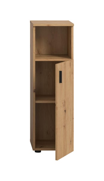 Hochschrank fürs Badezimmer in Eiche-Optik mit einer offenen Ablage und einer Tür im Lamellen-Design mit schwarzem Griff.