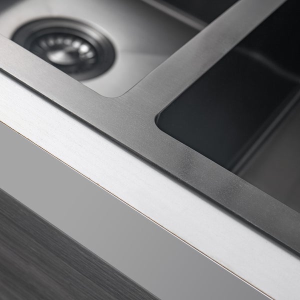 Moderne Einbauspüle aus Edelstahl mit zwei Becken und integriertem Abfluss