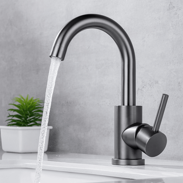 Moderne Einhebel Waschtischarmatur aus Metall mit geschwungenem Auslauf und fließendem Wasser in einem Badezimmer.
