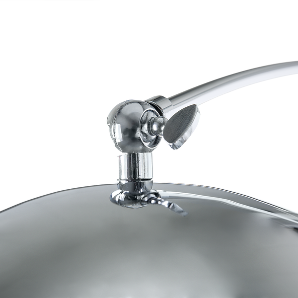 Detailaufnahme einer verchromten Gelenkverbindung an einer Lampe