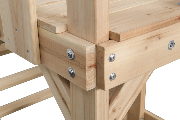 Detailansicht eines Spielturms aus Holz mit Schrauben