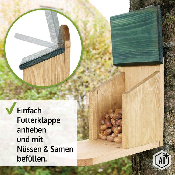 Futterstation aus Holz für Eichhörnchen mit aufklappbarem Deckel zur einfachen Befüllung mit Nüssen an einem Baum befestigt.