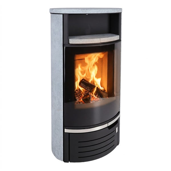 Moderner Kaminofen mit Specksteinverkleidung und brennendem Holzfeuer hinter einer großen Sichtscheibe.