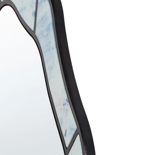 Detailansicht eines Wandspiegels mit verzierter Umrandung