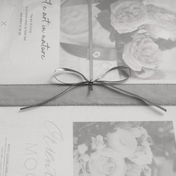 Gardinen-Detail mit Schleife und Blumenmuster
