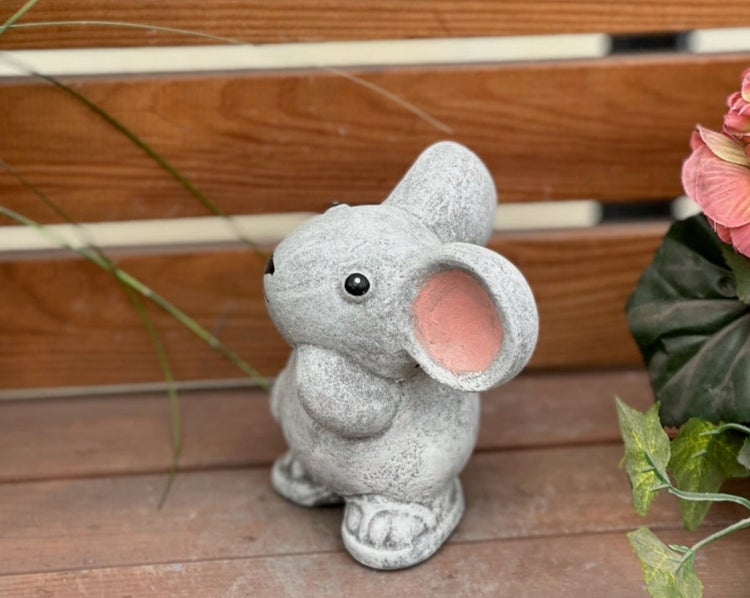Gartenfigur Maus aus Steinguss für die Dekoration im Außenbereich.