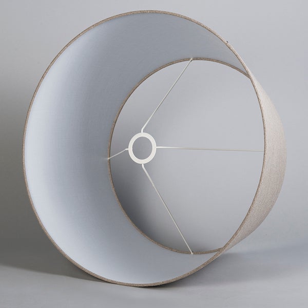 Lampenschirm aus Stoff mit Lampenaufhängung