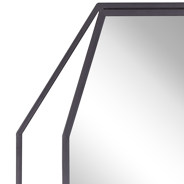 Detailansicht eines Spiegels mit Metallrahmen