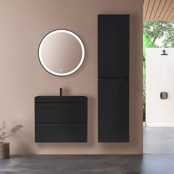 Modernes, organisiertes Badezimmer mit schwarzem Waschtischunterschrank, schwarzem Hochschrank und einem runden beleuchteten Spiegel.