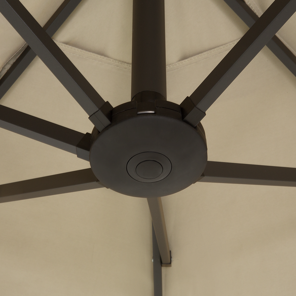 Detailansicht der Unterseite eines Sonnenschirms mit Gestell, Nabe und Streben.