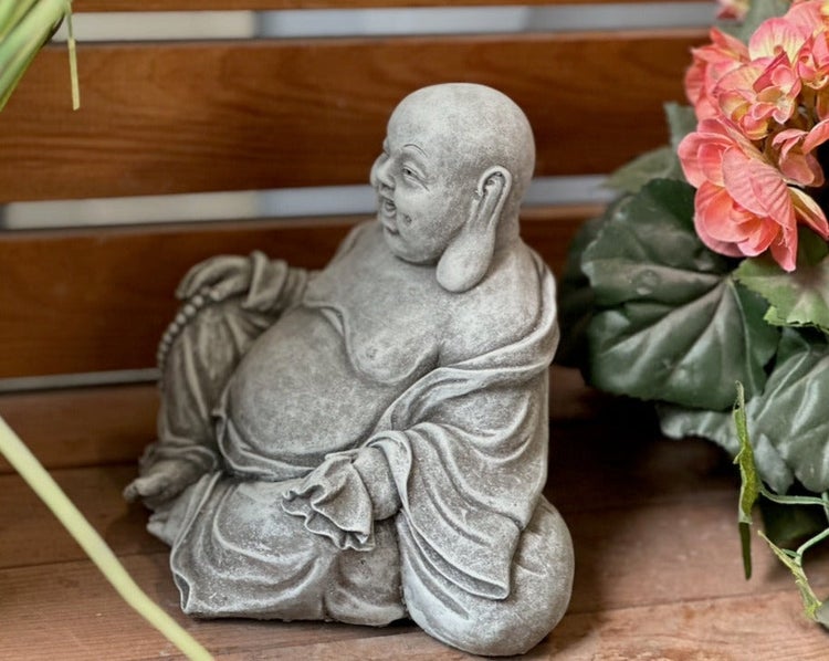 Lachende Buddha-Figur in Steinoptik für die Garten- und Terrassendekoration.