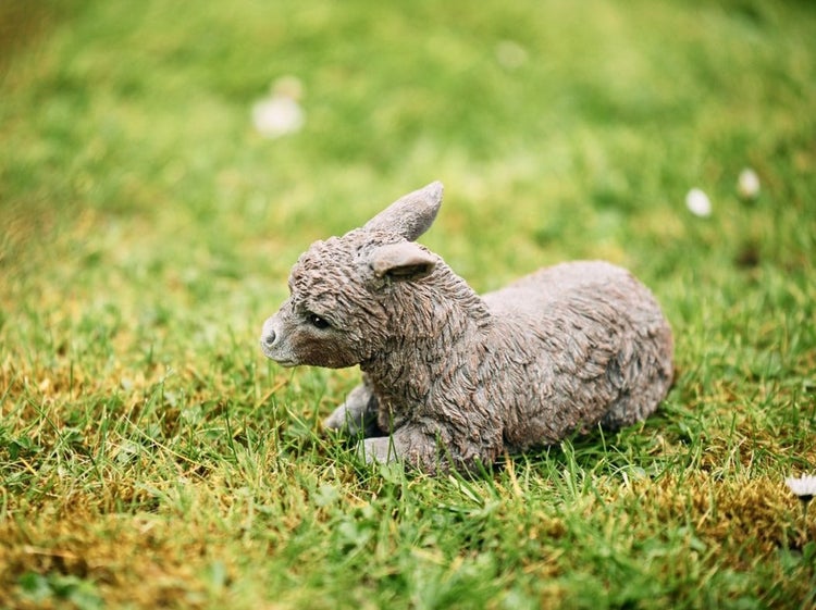 Gartenfigur Esel aus Stein für den Außenbereich auf Rasenfläche