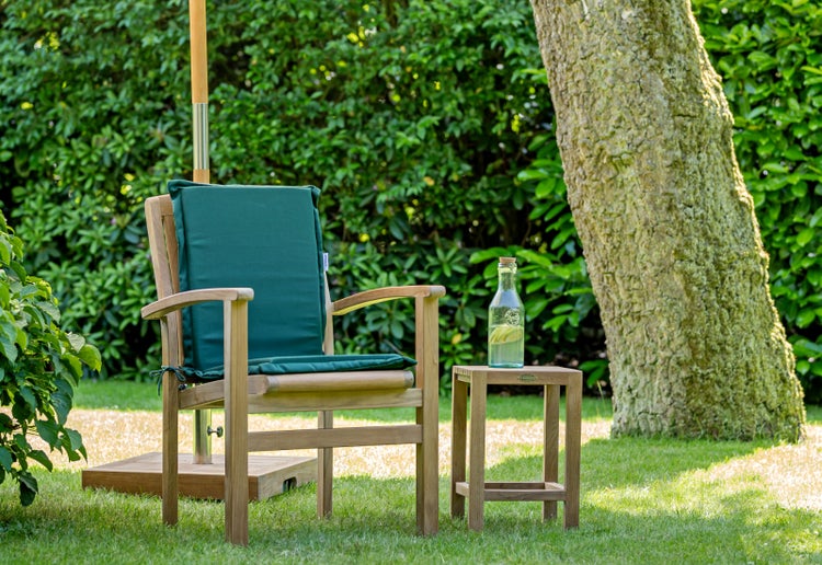 Garten Szene mit Holzstuhl, Sitzkissen und Beistelltisch