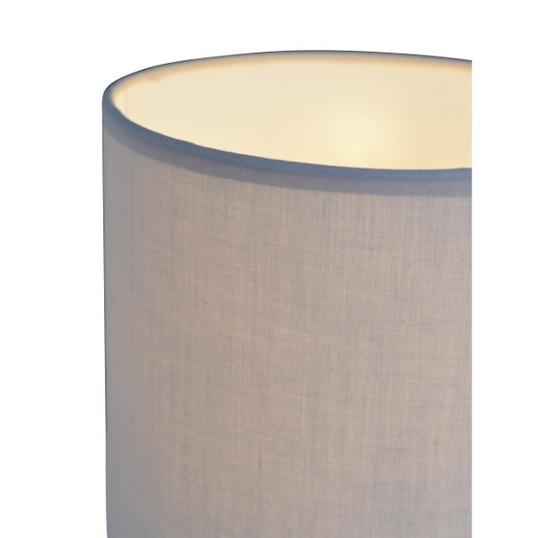 Schlafzimmer mit Bett, Nachttischlampe und Dekoration