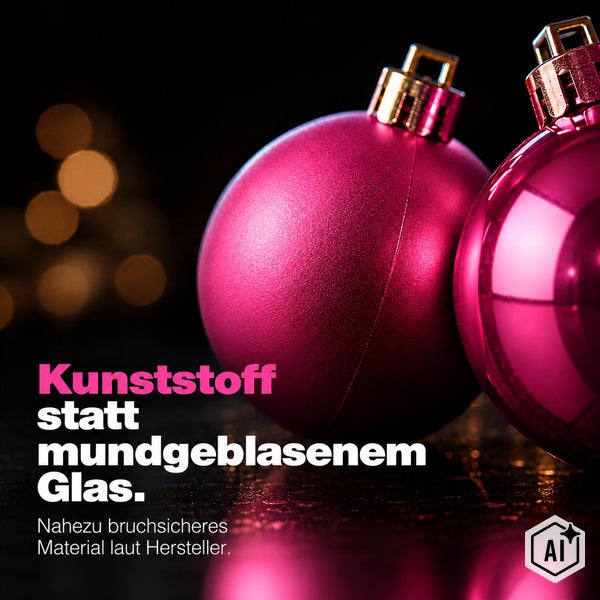 Zwei bruchsichere Weihnachtskugeln aus Kunststoff mit Aufhänger. Text informiert über das Material Kunststoff statt mundgeblasenem Glas.