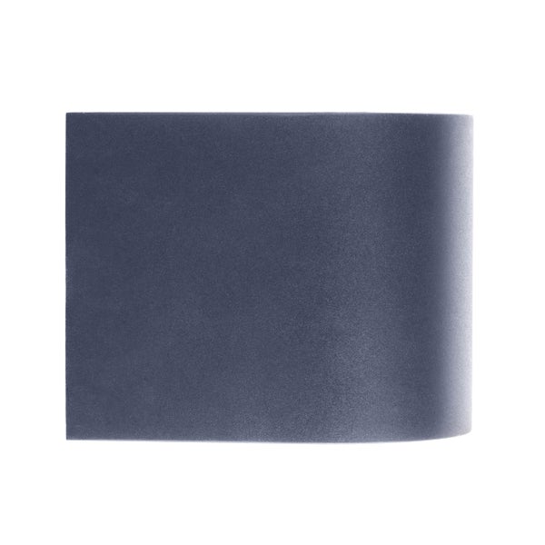 Eine schwarze Wandleuchte an einer Backsteinmauer