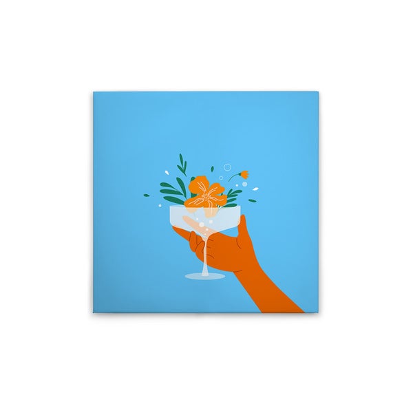 Dekorative Leinwand mit dem Motiv einer Hand, die ein Cocktailglas mit Blumen hält