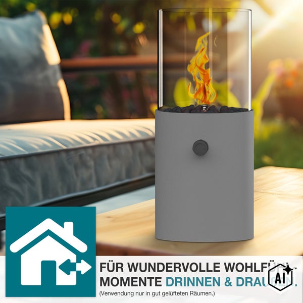 Moderner Tischkamin mit Glaszylinder und Brennstoffbehälter für den Innen- und Außenbereich auf einem Holztisch.