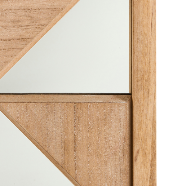 Detailansicht eines Spiegels mit Holzrahmen