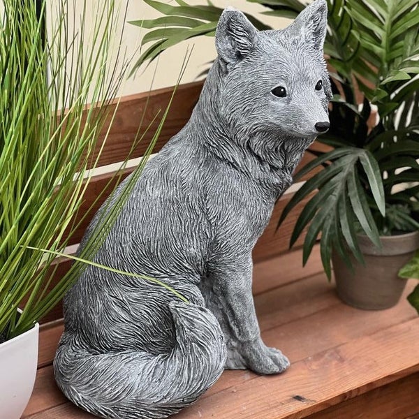 Steinfigur Fuchs für den Garten, naturgetreue Nachbildung eines sitzenden Fuchses aus witterungsbeständigem Material.