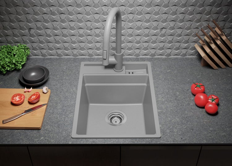 Küchenspüle mit Armatur und diversen Lebensmitteln auf der Arbeitsfläche