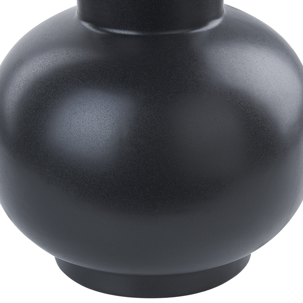 Nahaufnahme einer schwarzen bauchigen Vase aus matter Keramik.