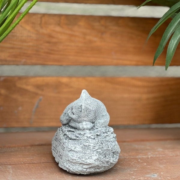 Dekorative Gartenfigur Katze aus Stein auf einem Steinsockel mit Inschrift