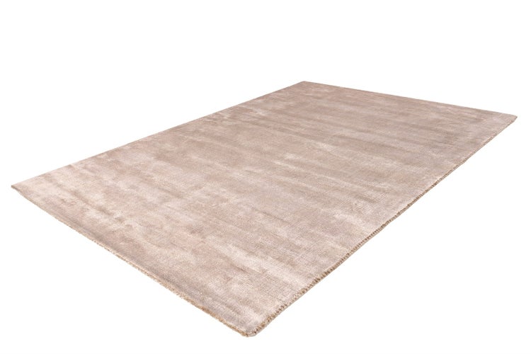 Rechteckiger, weicher Teppich in Beige mit glänzender Oberfläche.