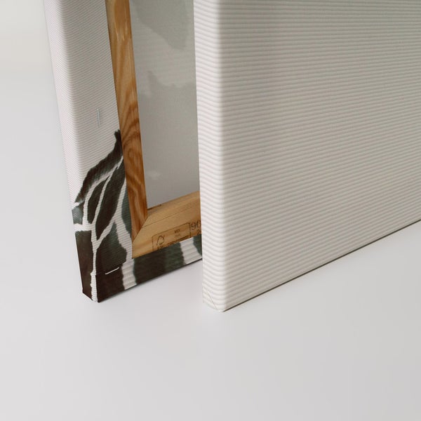 Nahaufnahme zweier Leinwandbilder mit Holzrahmen