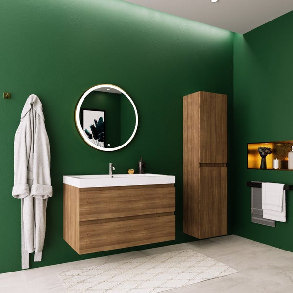 Modernes Badezimmer mit hängendem Waschtischunterschrank in Holzoptik, weißem Waschbecken, passendem Hochschrank und beleuchtetem Rundspiegel.