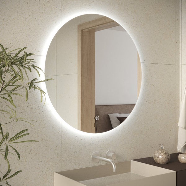Runder Badezimmerspiegel mit integrierter LED Beleuchtung und Touch Sensor über einem Waschbecken in einer modern gestalteten Badezimmerumgebung