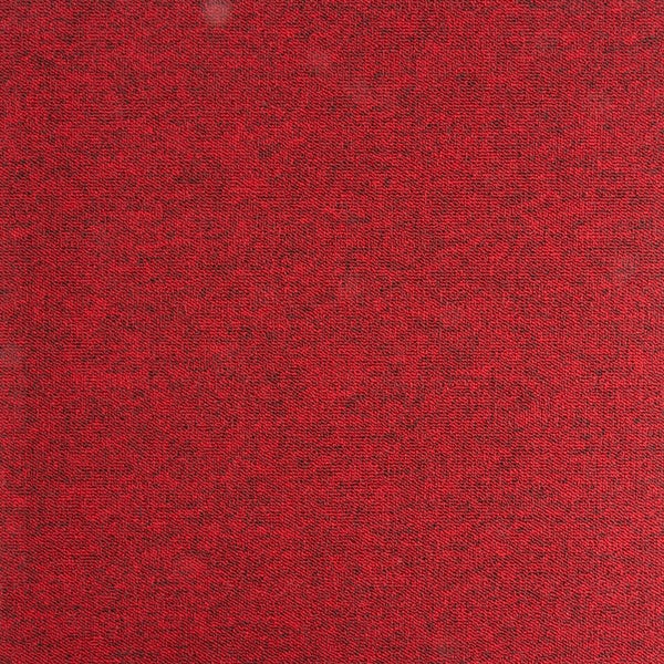 Roter Teppichboden mit melierter Struktur.