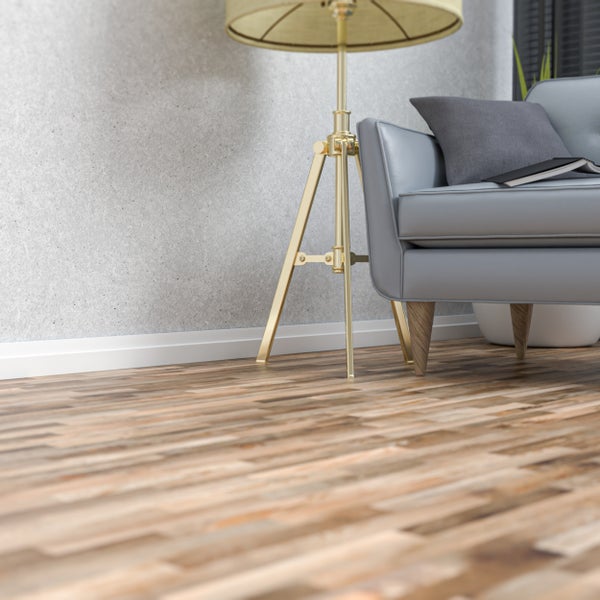 Nahaufnahme einer Leseecke mit Stehlampe und Sofa