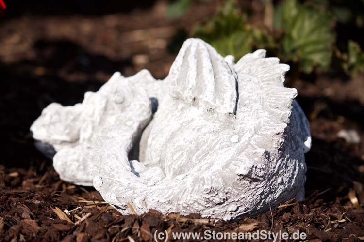 Dekorative Drachen Gartenfigur aus Steinguss in Gartenbeet