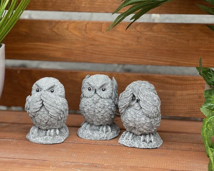 Drei Eulenfiguren aus Steinguss als Garten-Deko, die die drei Affen darstellen.