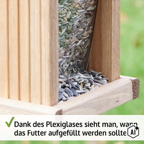 Vogelhaus aus Holz mit einem Sichtfenster aus Plexiglas, das mit Vogelfutter gefüllt ist, um den Füllstand leicht zu erkennen.