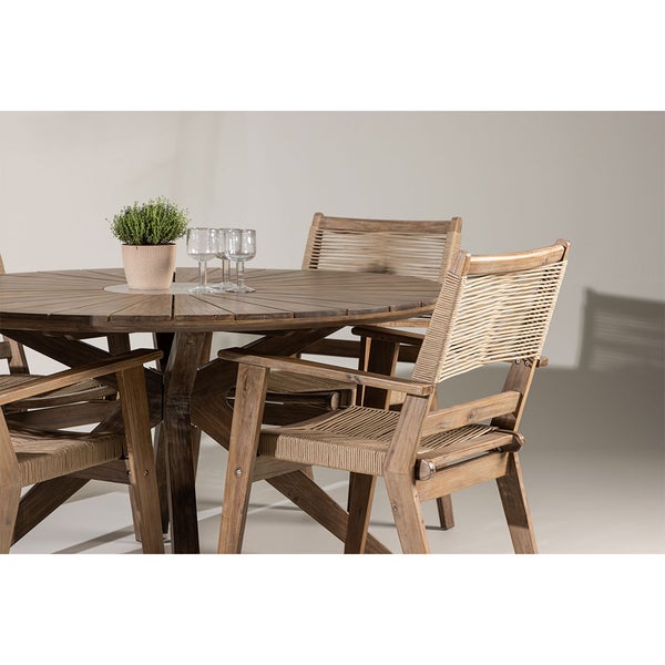 Gartensitzgruppe mit rundem Holztisch, vier Stühlen mit Armlehnen, Topfpflanze und Trinkgläsern