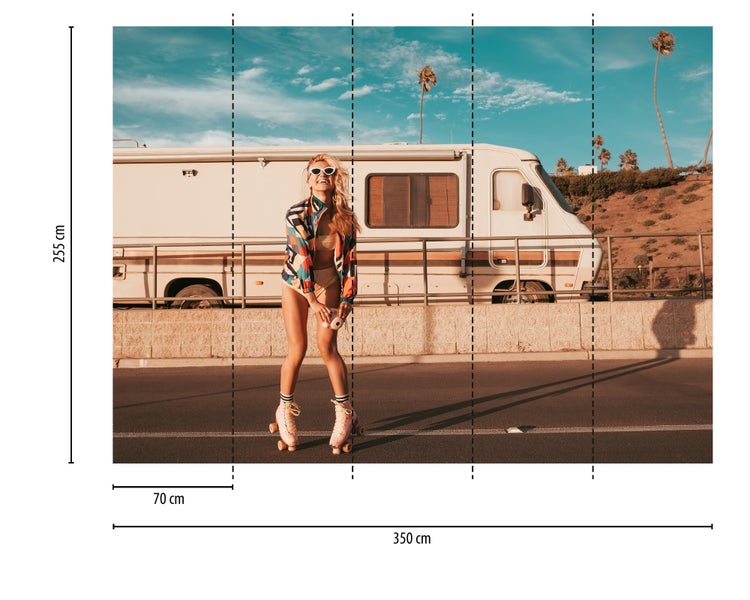 Fototapete mit Frau auf Rollschuhen vor Wohnmobil, 350 Zentimeter breit, 255 Zentimeter hoch, aufgeteilt in 5 Bahnen zu je 70 Zentimeter.