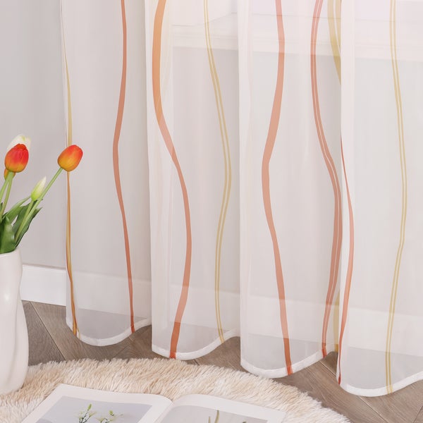 Dekoschals mit Streifenmuster im Wohnzimmer
