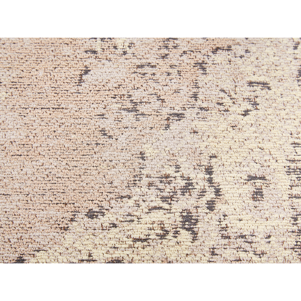 Nahaufnahme eines gewebten Teppichs mit abstraktem Muster in Creme und Grau.