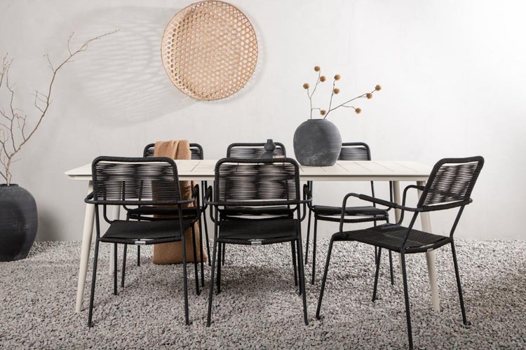 Esstisch mit sechs Stühlen im Freien auf Kiesboden