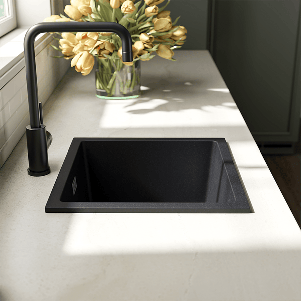 Moderne Küchenspüle mit quadratischem Becken und hoher Armatur in einer hellen Küche mit Blumenstrauß.